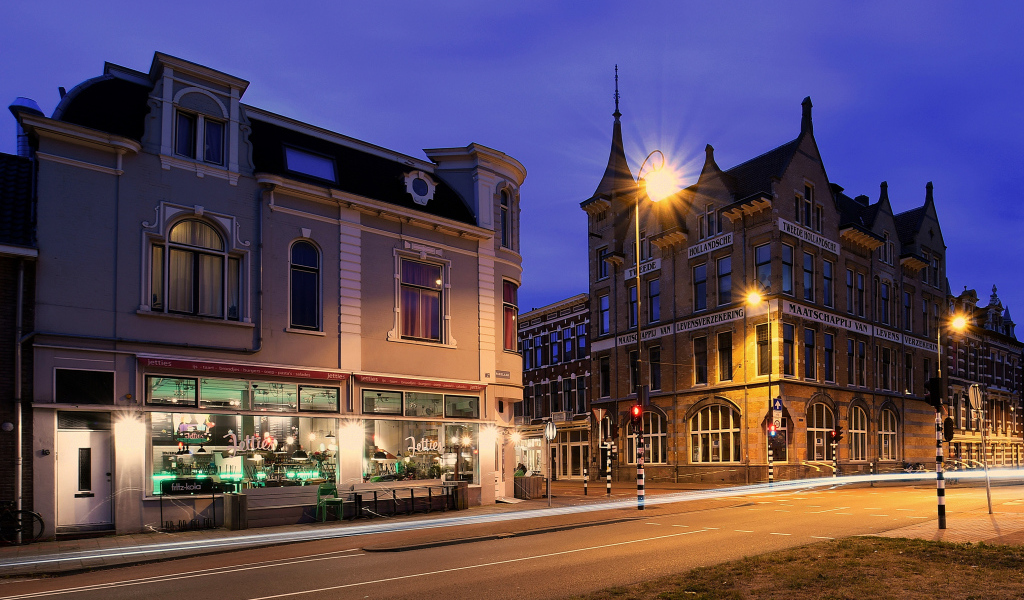 Дома на ночной улице в Нидерландах 