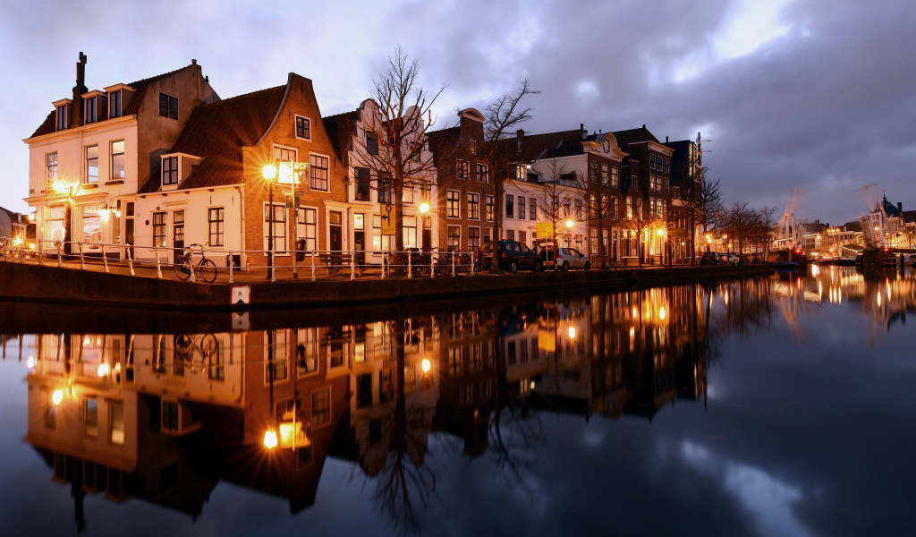 Дома на берегу канала вечером, Нидерланды 