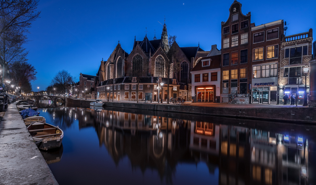 Дома отражаются в воде канала ночью, Нидерланды 
