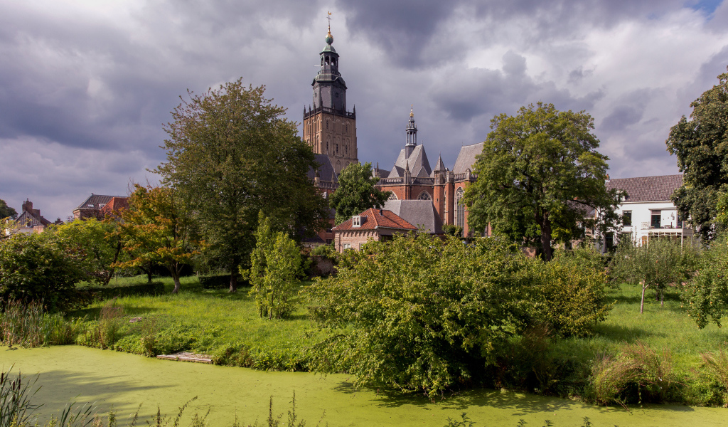 Большой старинный дом в парке, Нидерланды 