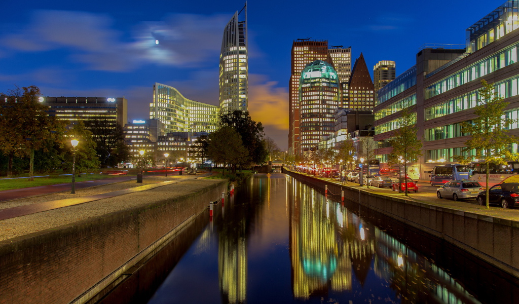 Ночные небоскребы отражаются в воде канала, Нидерланды 