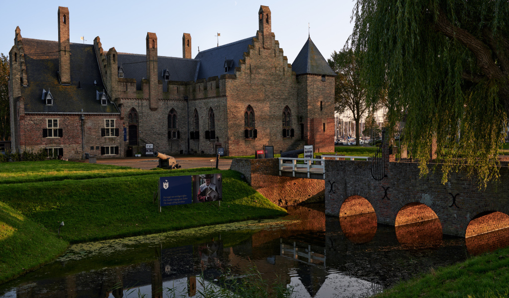 Старый замок Radboud  у реки, Нидерланды 