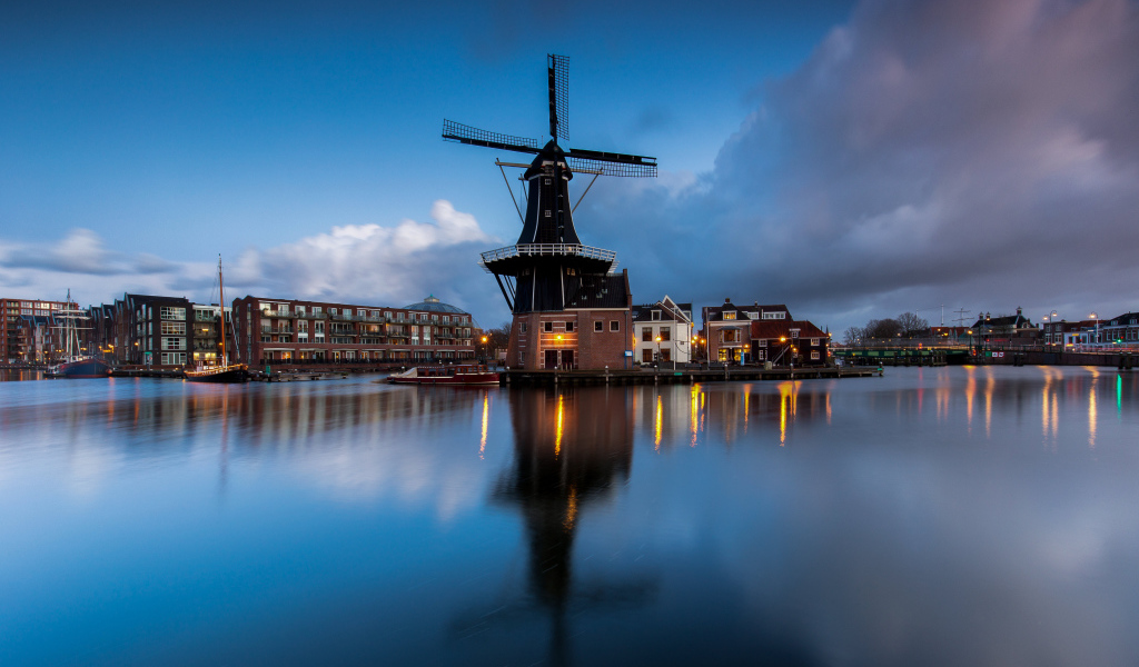 Старая мельница на берегу реки вечером, Нидерланды