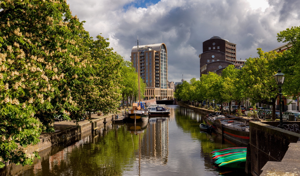 Водный канал в городе с цветущими каштанами, Нидерланды 