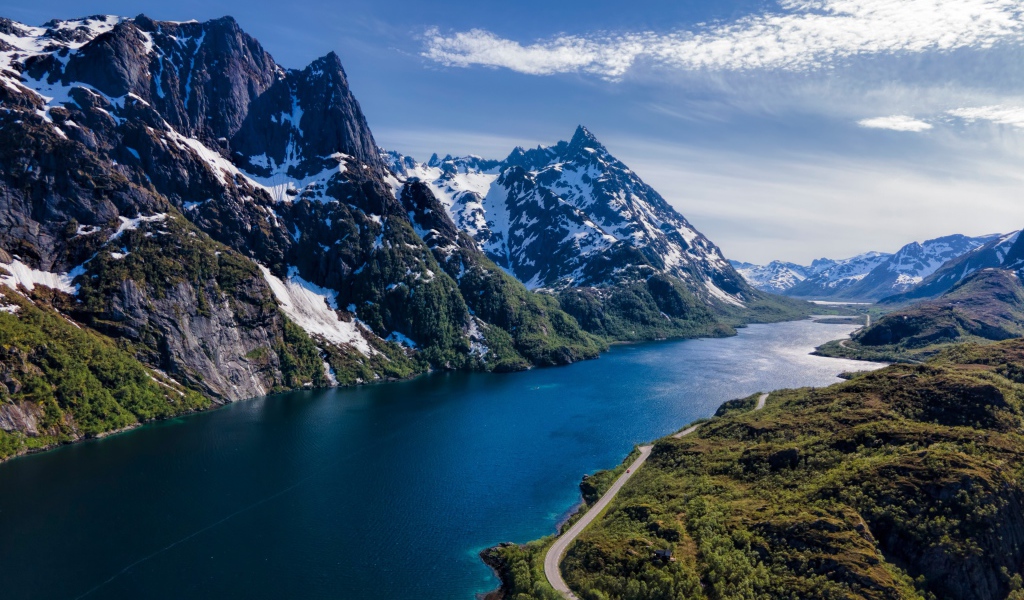 Красивый вид на фьорд и горы, Лофотенские острова. Норвегия 