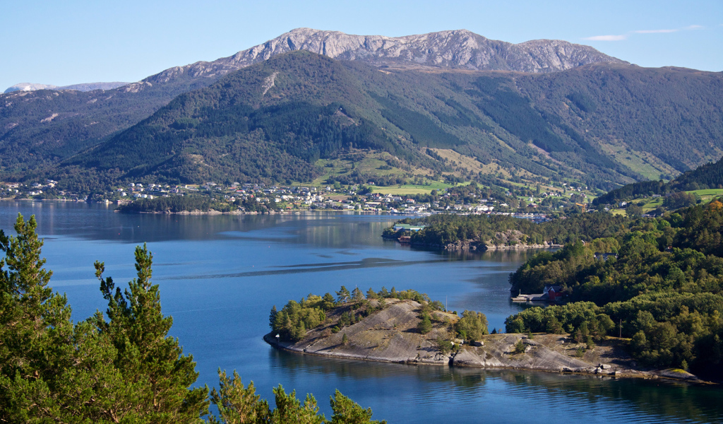 Вид на величественные горы и фьорд, Норвегия