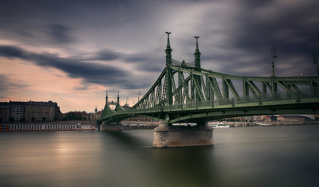 Красивый мост над рекой, Бухарест. Румыния 