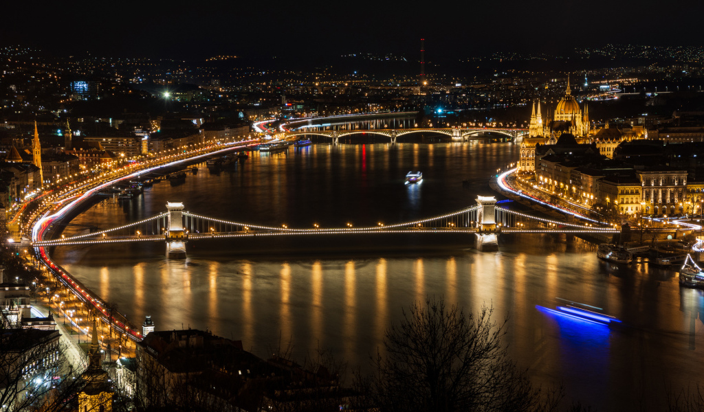 Красивый вид на ночной Бухарест, Румыния 