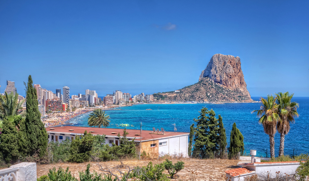 Дома на побережье Испании под голубым небом