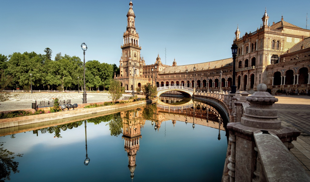 Вид на старинные здания и мост, Севилья, Испания 