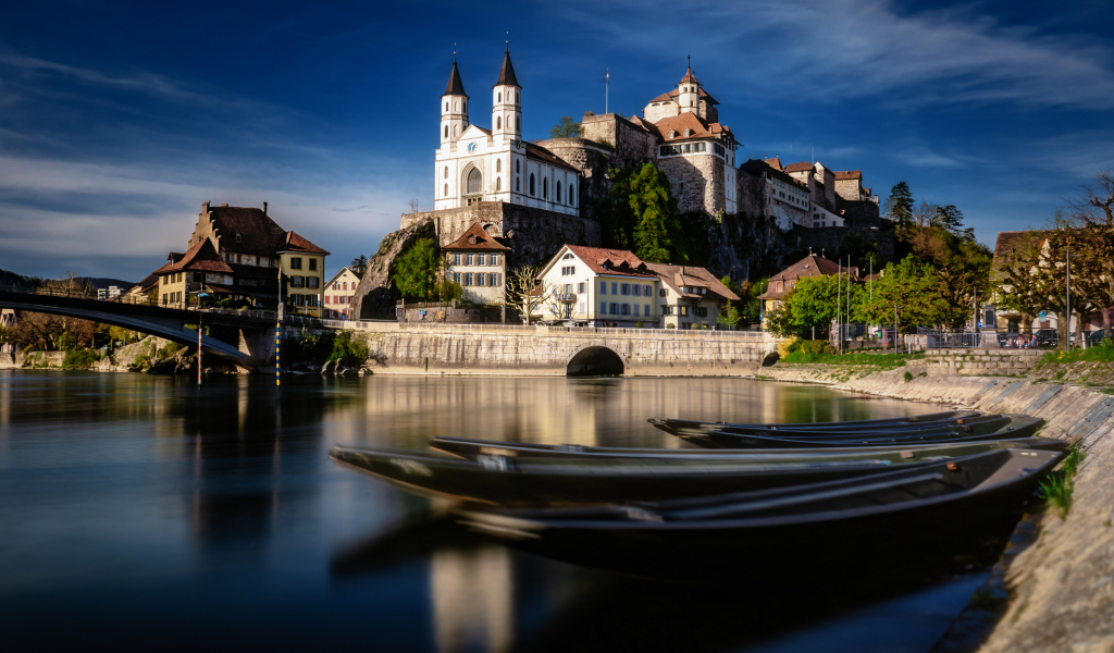 Церковь на берегу реки под голубым небом, Швейцария 