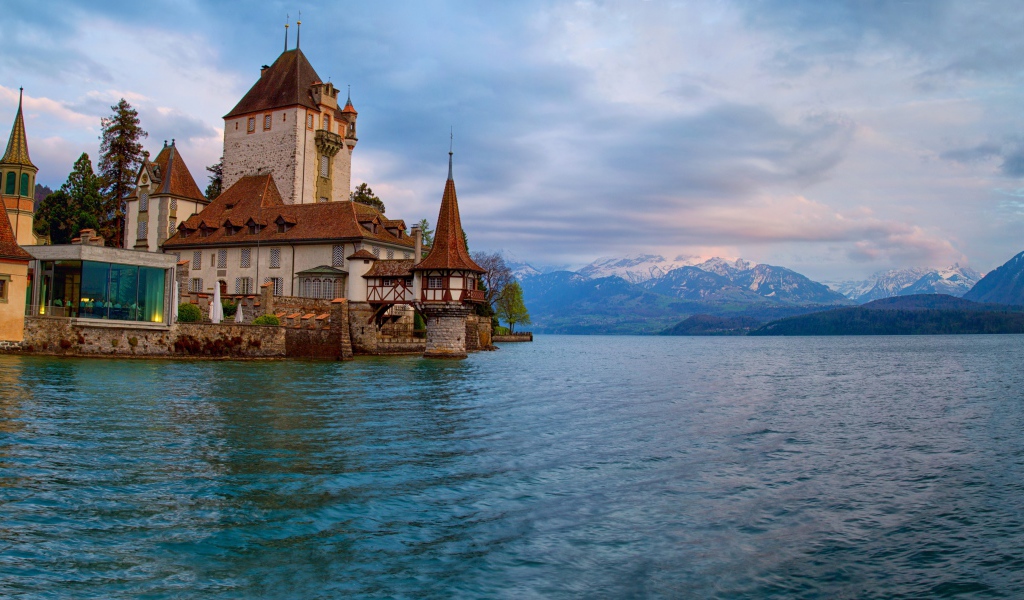 Дом на берегу залива в горах, Швейцария 
