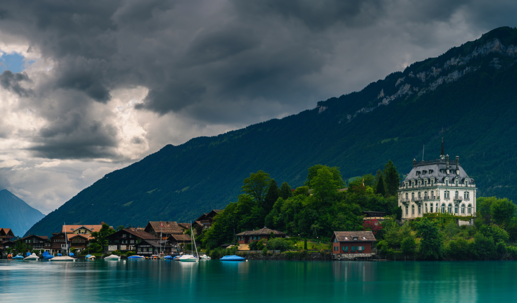 Бриенцское озеро у подножия гор, Швейцария