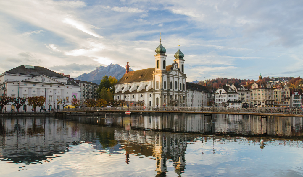 Старая церковь на берегу озера, Швейцария 