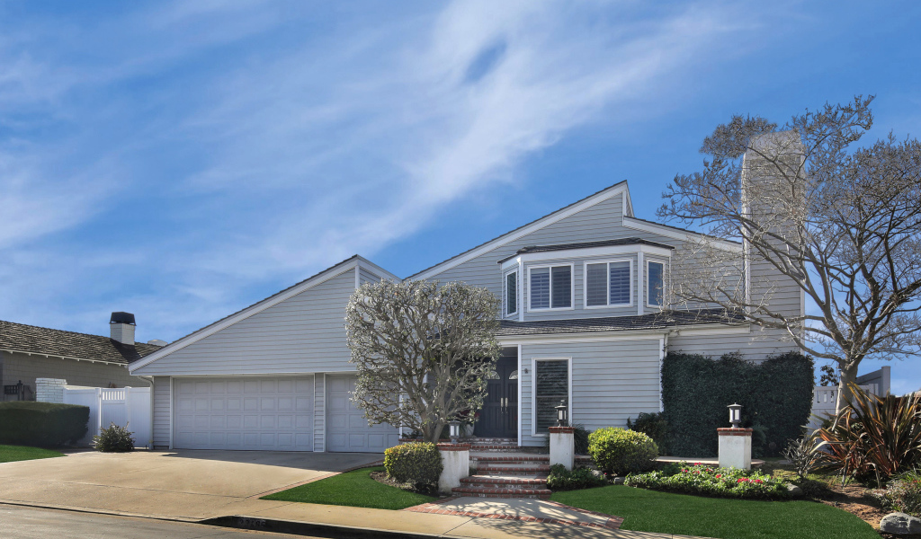 Красивый дом в Калифорнии под голубым небом, США