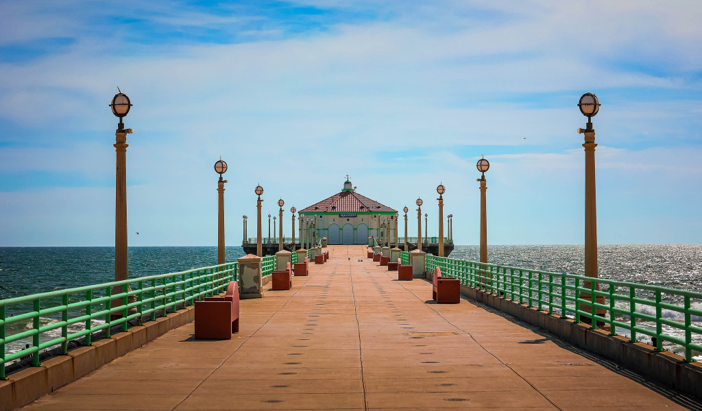 Красивый мост к пристани в океане, США