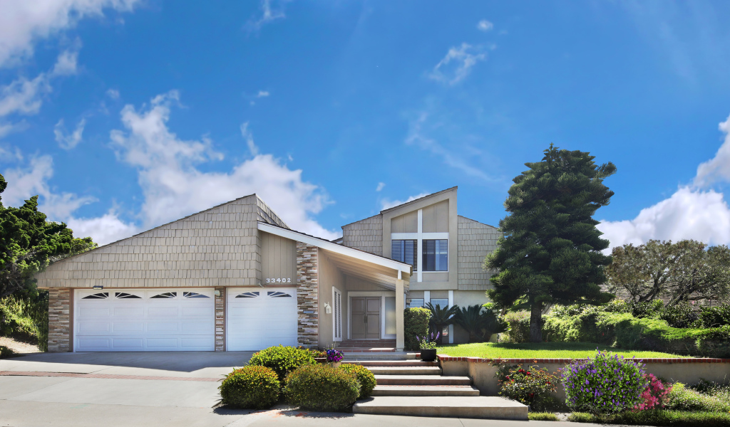 Красивый дом на улице под голубым небом, США