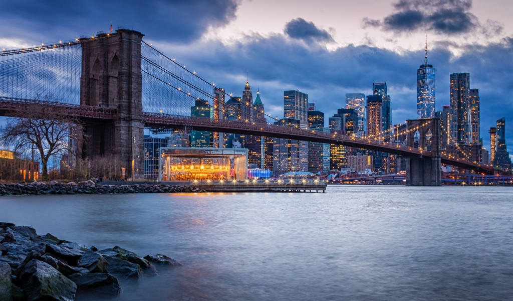 Бруклинский мост через реку на фоне ночного мегаполиса, США