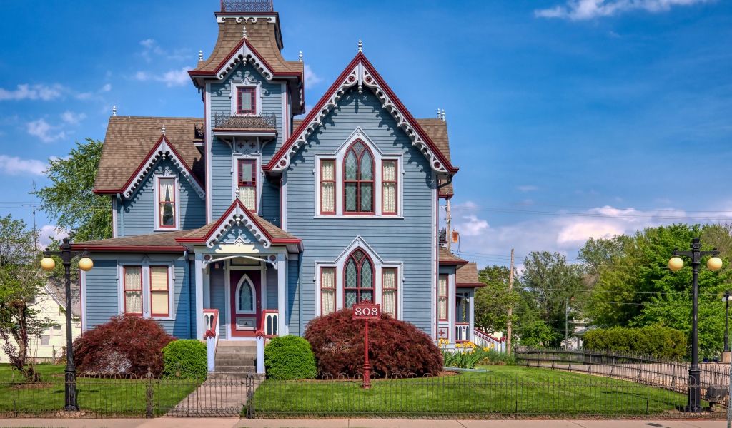 Большой двухэтажный дом на улице, США