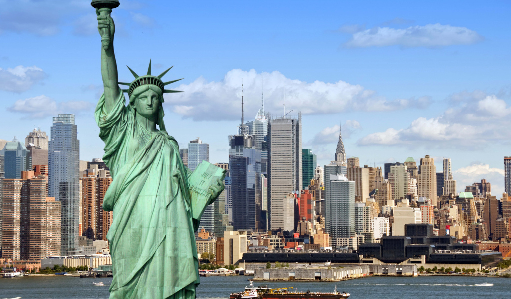 Статуя свободы на фоне небоскребов, США