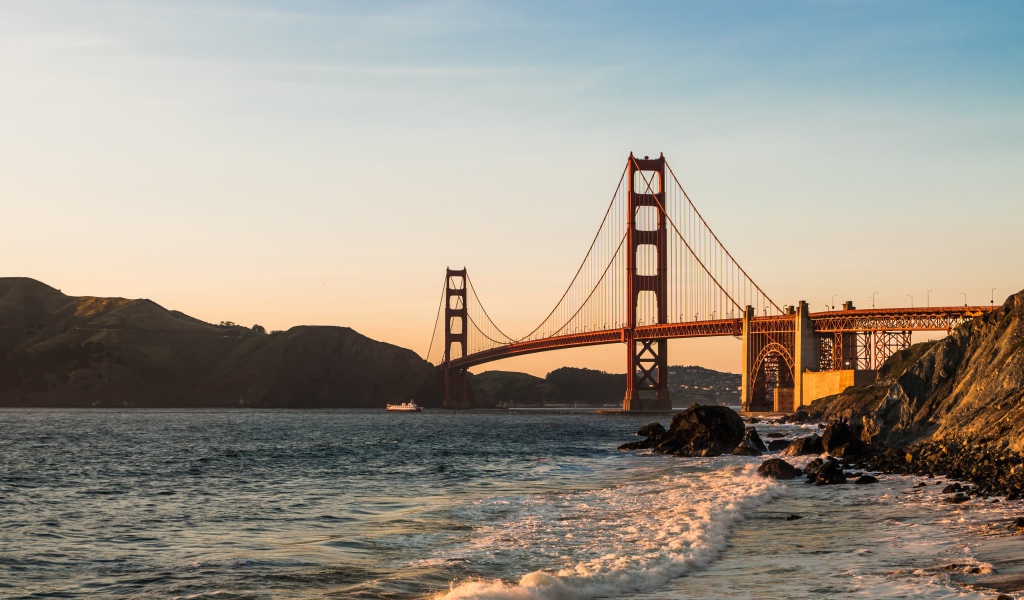 Золотой мост соединяет берега Сан - Франциско, США 