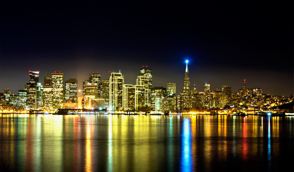Красивый ночной город Сан Франциско отражается в воде