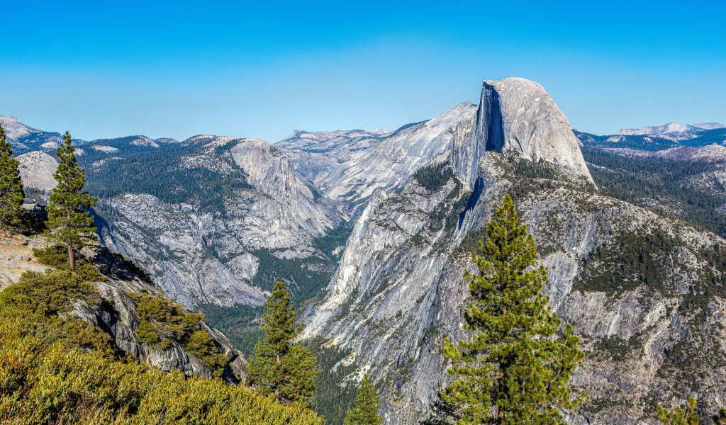 Вид на горный массив в национальном парке Йосемити, Калифорния. США