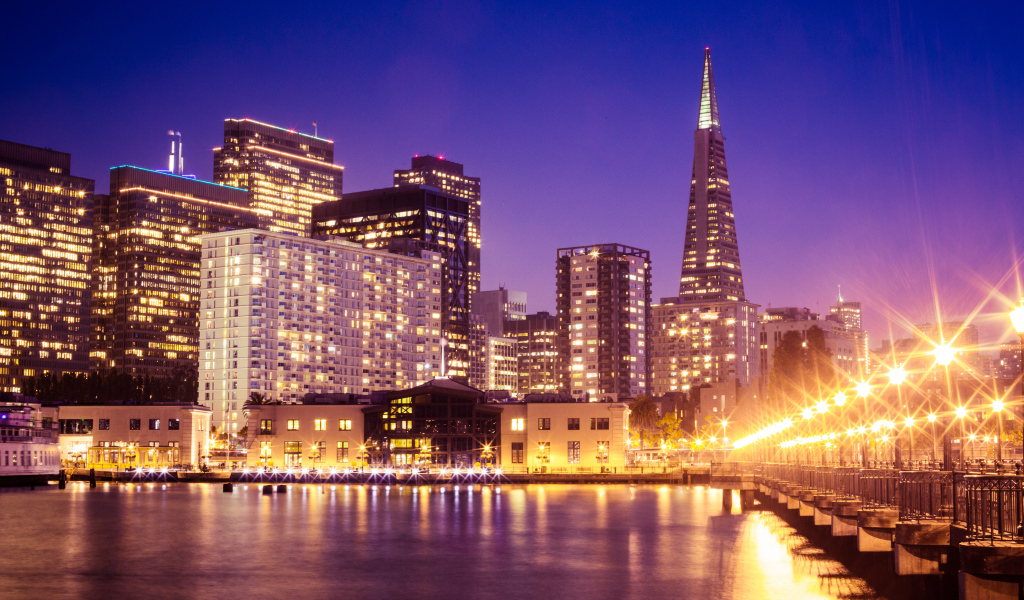 Вид на ночные небоскребы Сан Франциско, США