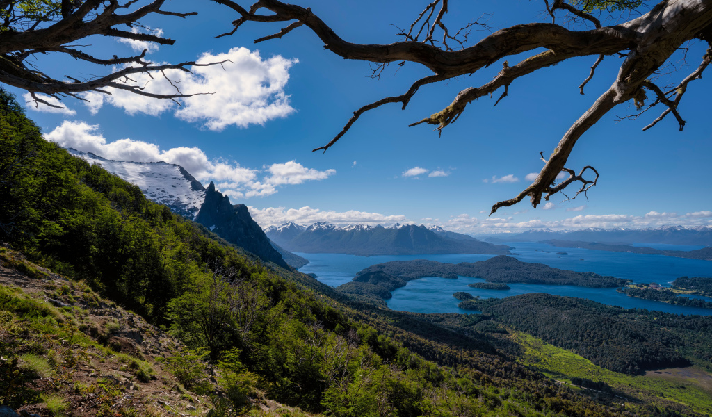 Красивый вид на горы и залив под голубым небом, Аргентина 