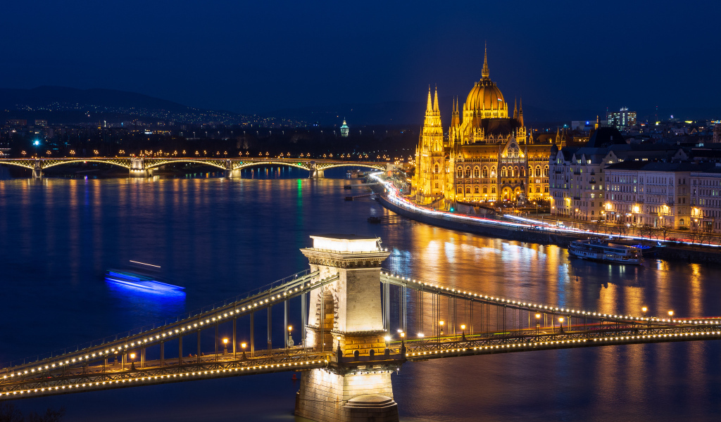 Красивый вид на реку и здание Венгерского парламента, Будапешт 