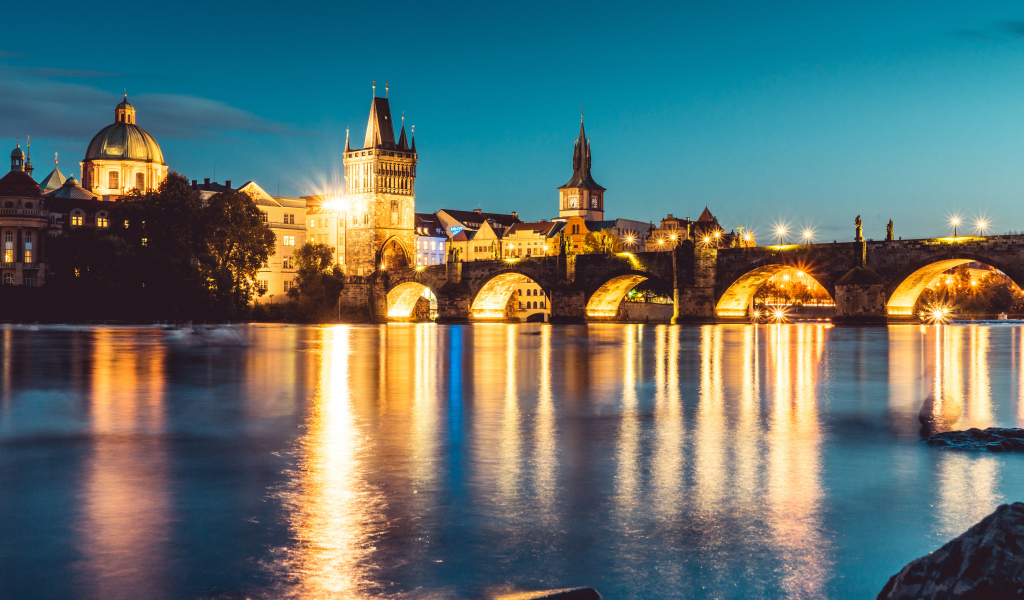 Карлов мост над рекой ночь, Прага Чехия