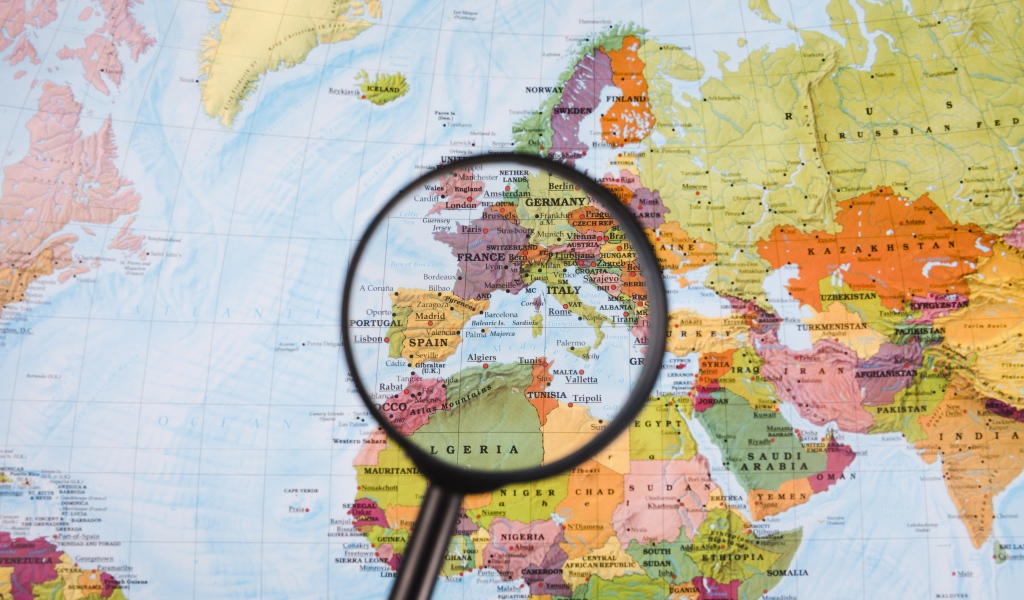 Увеличительное стекло на карте мира