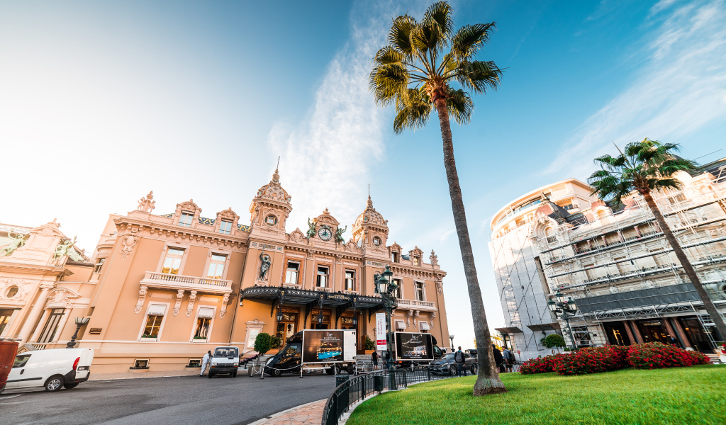 Центр города Монте Карло под голубым небом, Монако