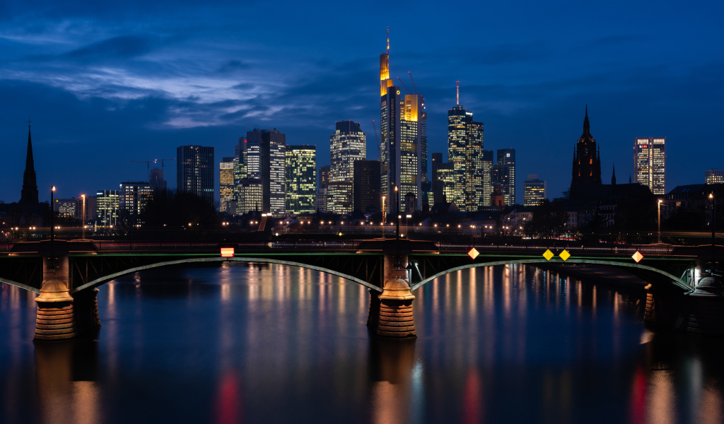 Небоскребы отражаются в воде ночью 