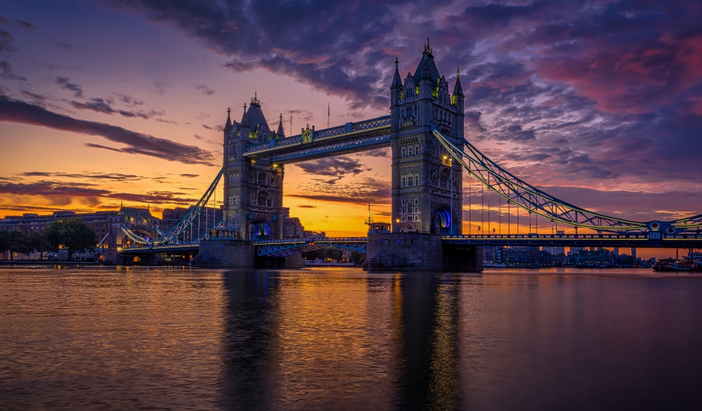 Тауэрский мост на закате в Лондоне