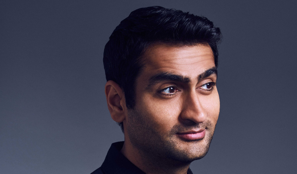 Актер Кумэйл Нанджиани на сером фоне