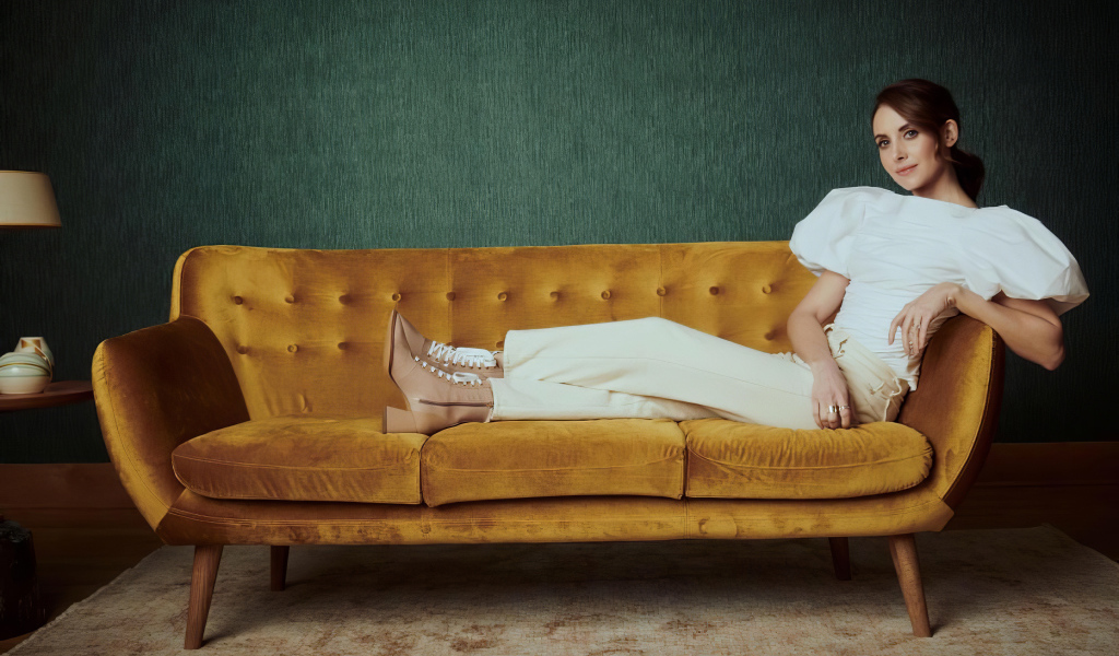 Актриса Элисон Бри лежит на диване