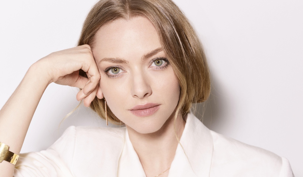 Актриса Аманда Сейфрид в белой рубашке 