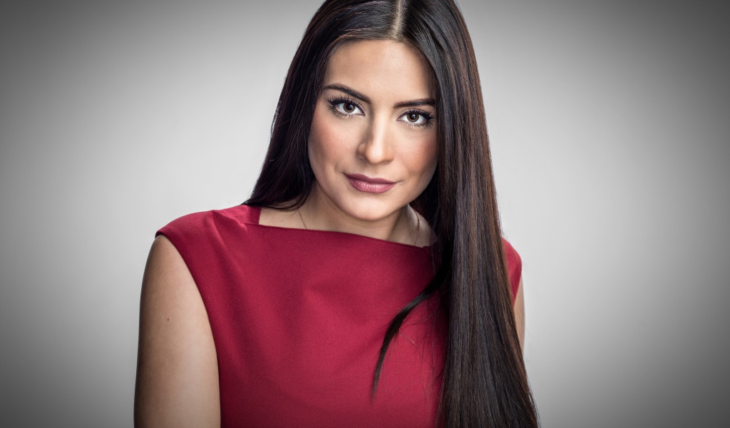 Актриса Ана Бренда Контрерас в красном платье на сером фоне