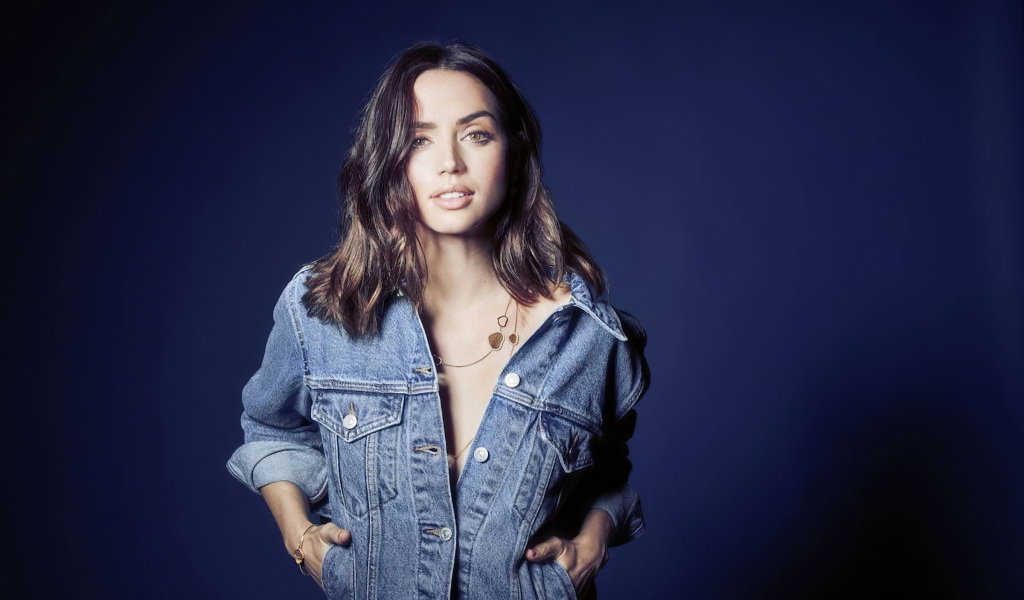 Актриса Ана де Армас в джинсовой куртке
