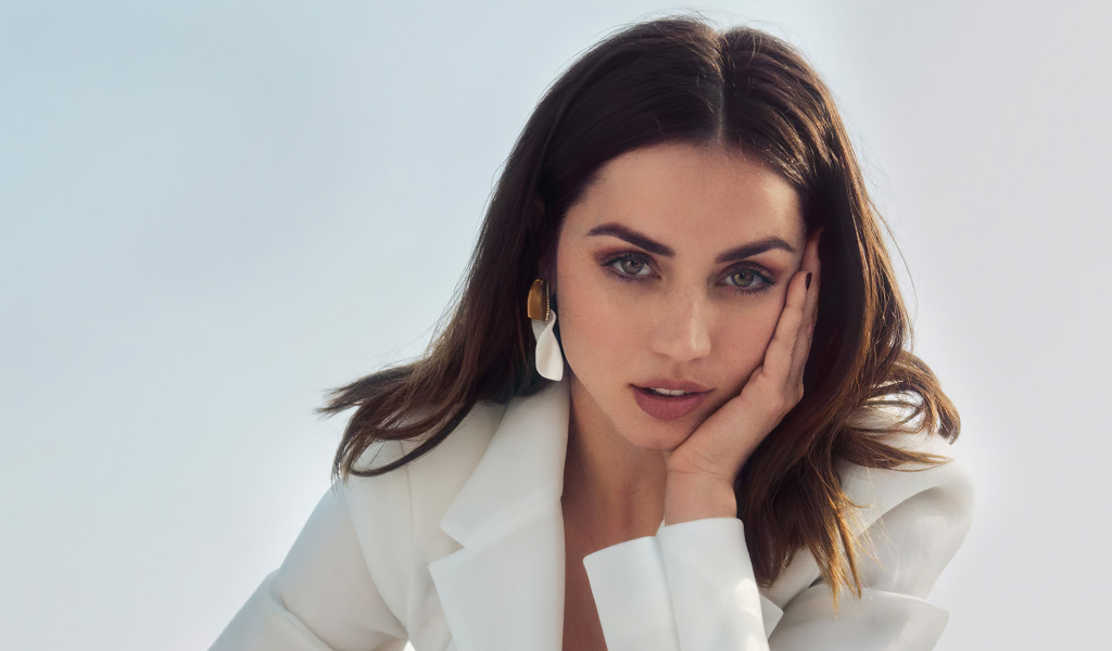 Актриса Ана де Армас в белом пиджаке на сером фоне