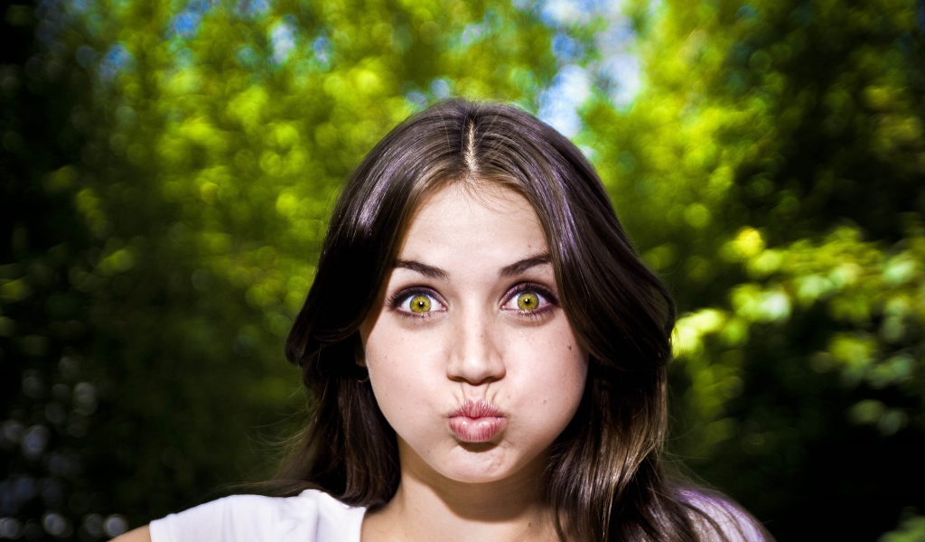 Актриса Ана де Армас надула щеки 