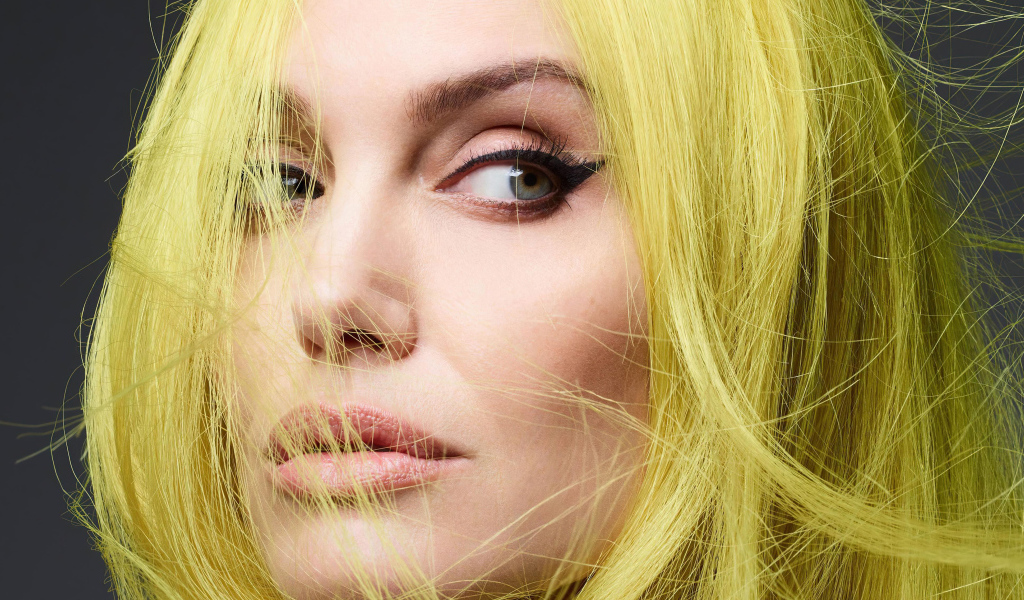 Актриса Анджелина Джоли с белыми волосами 