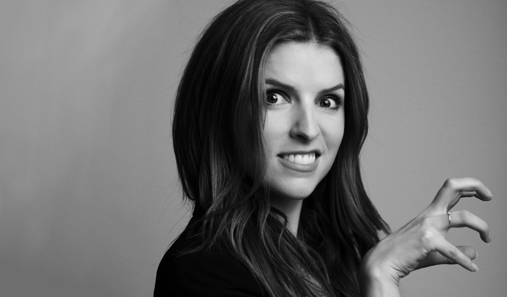 Актриса Анна Кендрик черно - белое фото