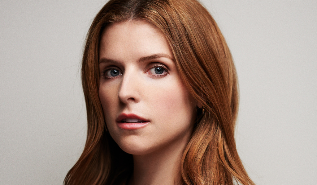 Актриса Анна Кендрик лицо крупным планом