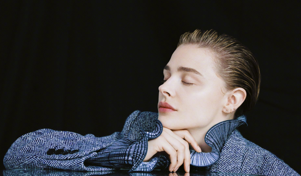 Актриса Хлоя Грейс Морец с закрытыми глазами