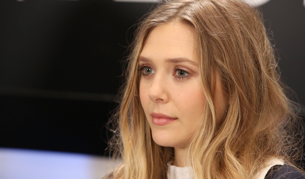 Актриса Элизабет Олсен с длинными волосами