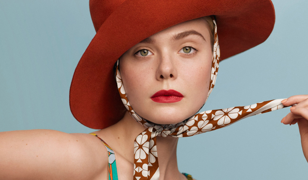 Актриса Эль Фэннинг в красной шляпе 