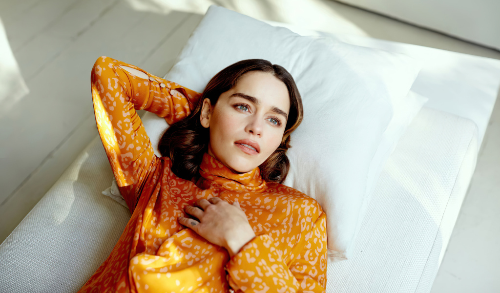 Актриса Эмилия Кларк лежит на белой подушке