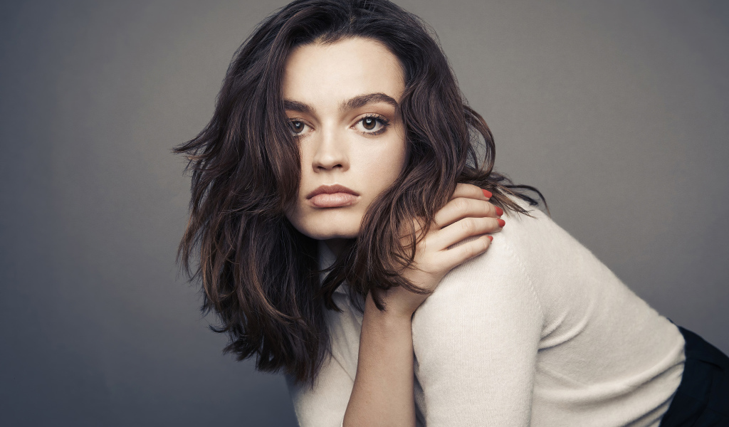 Актриса Эмма Маккей на сером фоне